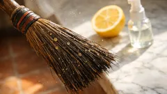 Succo di limone sulle setole della scopa: il trucco per farla tornare a raccogliere meglio