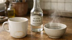Come eliminare la riga marrone nella tazza con aceto bianco e acqua calda
