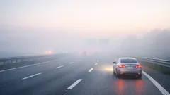 Guida in nebbia: regole pratiche per ridurre stress e rischi con visibilità ridotta