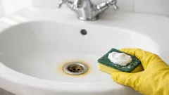 Come sbiancare un lavabo ingiallito: rimedi pratici contro calcare e aloni